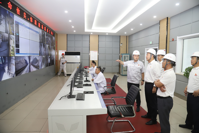 在工源公司察看生产线运行情况 在工源公司察看生产线运行情况